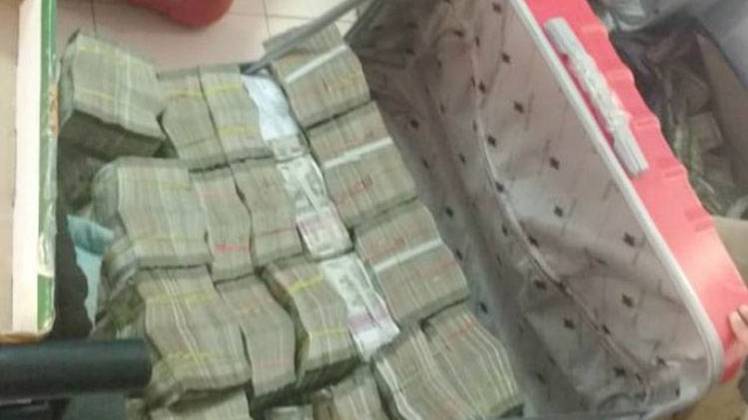 आयकर विभाग की छापेमारी के दौरान बरामद हुए थे कैश