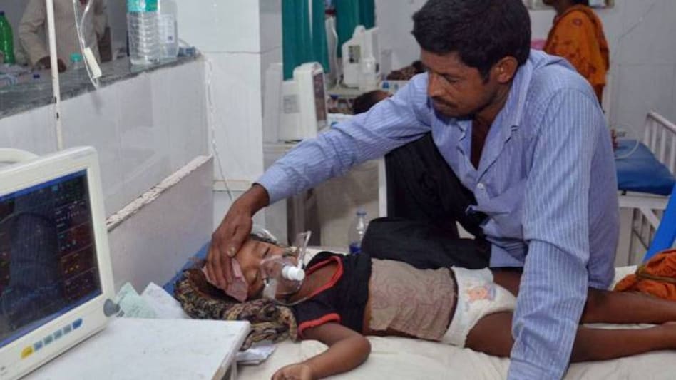 बिहार: नहीं थम रहा चमकी बुखार से मौतों का सिलसिला, अब तक 135 की मौत - bihar chamki fever death toll muzaffarpur medical college cm nitish kumar - AajTak