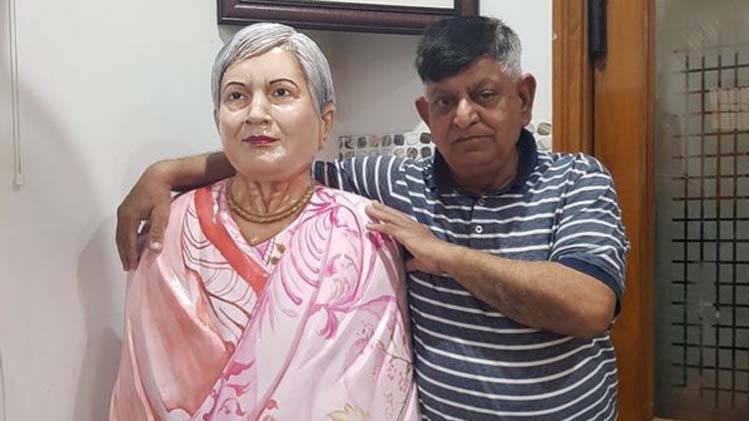 पत्नी की मौत पर इस शख्स ने बनवाई संगमरमर की मूर्ति (फोटो- आज तक)