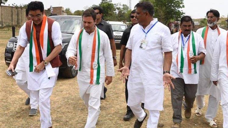 अजय कुमार कांग्रेस अध्यक्ष राहुल गांधी के साथ (फाइल फोटो)