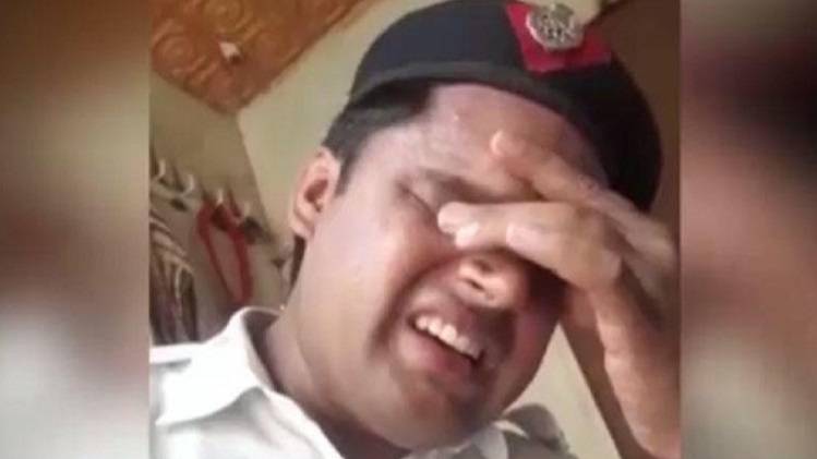 रोता हुआ पुलिस कॉन्स्टेबल