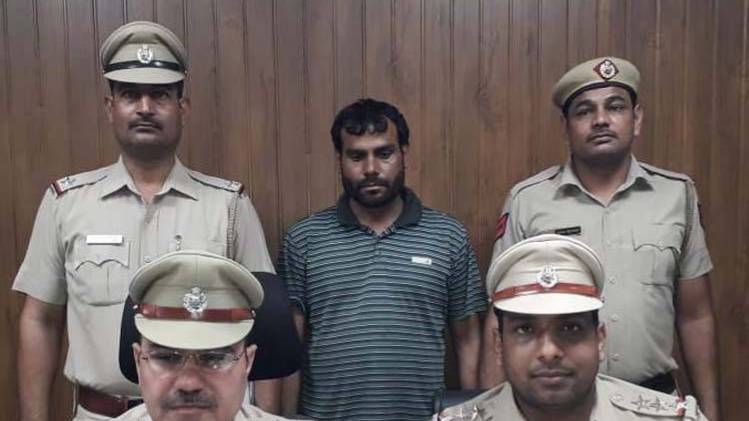 पुलिस की गिरफ्त में आरोपी आजाद