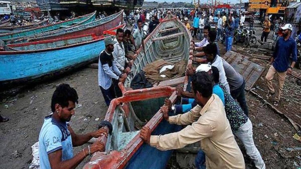 चक्रवात वायु ने तो छोड़ दिया पर 21 साल पहले इस साइक्लोन ने मचाई थी गुजरात में तबाही - cyclone vayu kandla gujarat destruction death arabian sea - AajTak