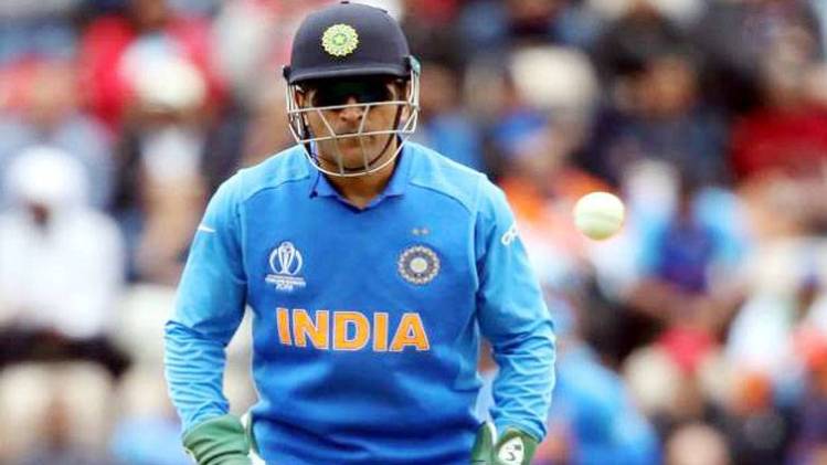 महेंद्र सिंह धोनी (Twitter)