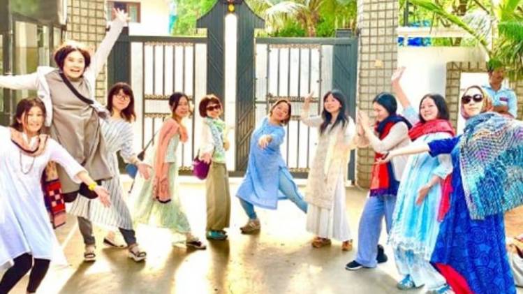 प्रभास के घर के सामने जापानी फैन्स 