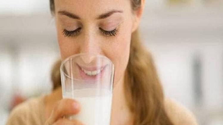 क्या आपको पता है ठंडे दूध से ज्यादा गर्म दूध पीने के फायदे होते हैं.