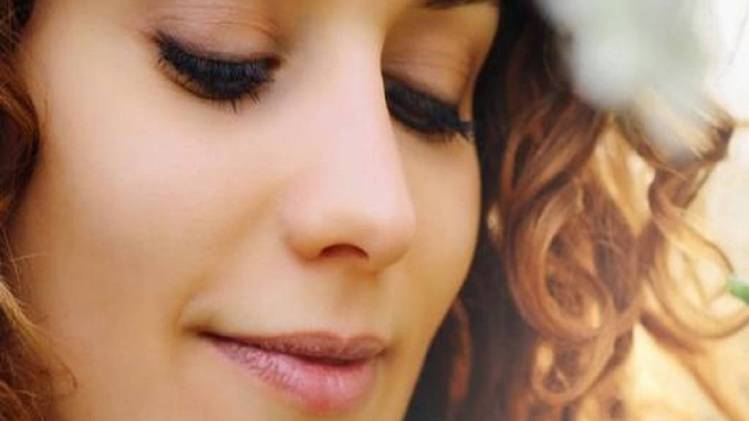 स्ट्रेच मार्क्स से निजात पाने के लिए महिलाएं महंगी क्रीम से लेकर कई घरेलू तरीकों को अपनाती हैं.