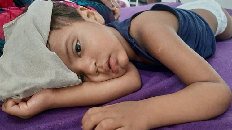 अस्पतला में भर्ती चमकी बुखार से पीड़ित (फोटो-नदीम आलम)