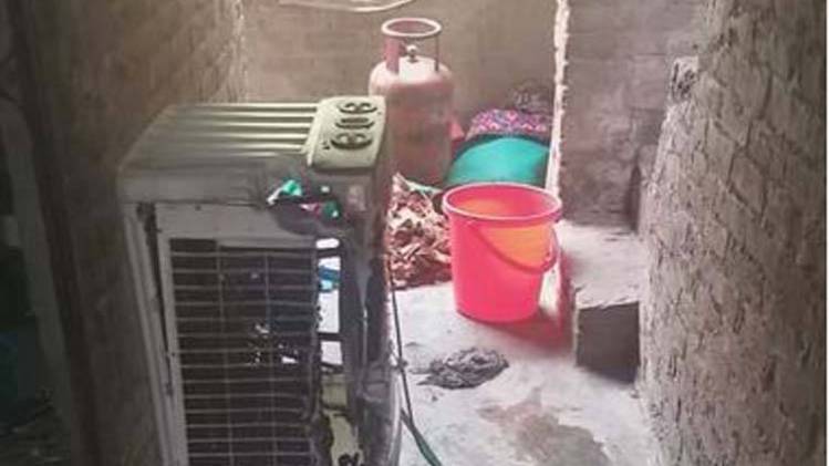 शाहदरा में घर में लगी आग. (फोटो-आजतक)