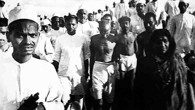 महात्मा गांधी की सविनय अवज्ञा आंदोलन के तहत डांडी यात्रा (फोटो- गेटी)