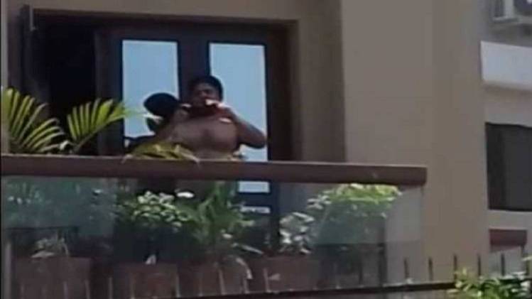 स्विमिंग पूल में नहाती महिलाओं का वीडियो बनाता शख्स