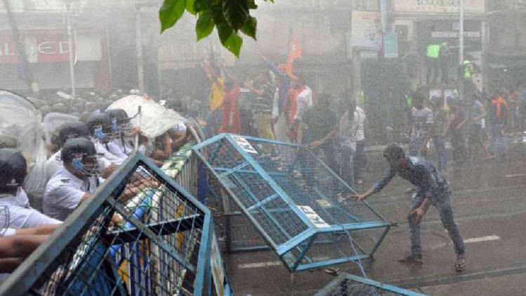 बंगाल में जारी है राजनीतिक बवाल (फोटो: IANS)