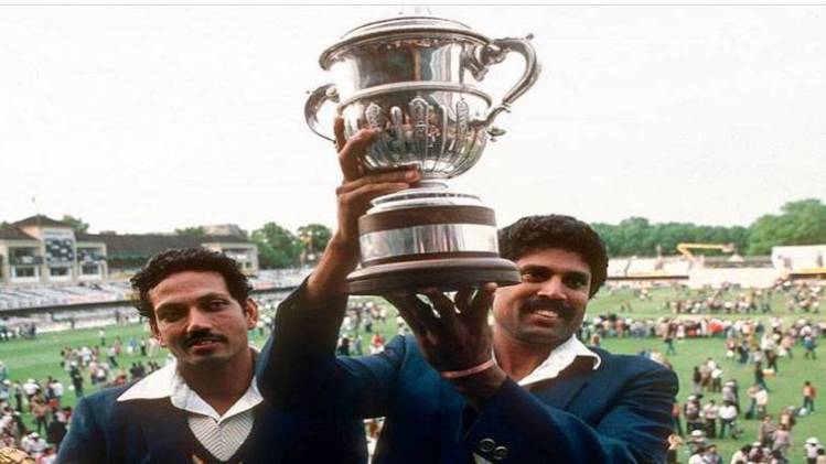 लॉर्ड्स में ट्रॉफी थामे कपिल देव (फाइल)