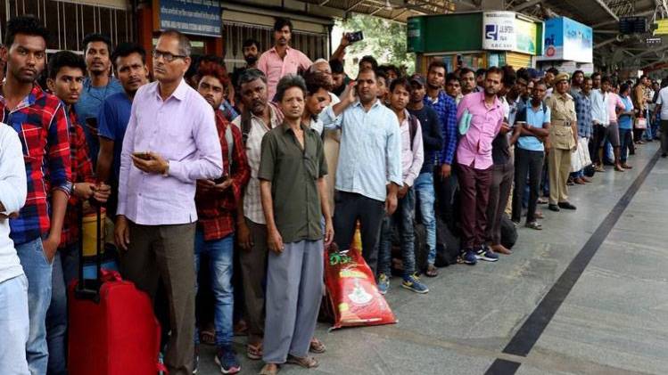 ट्रेन के इंतजार में खड़े यात्री (फाइल फोटो- एएनआई) 