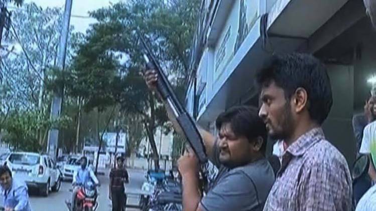 आकाश विजयवर्गीय को जमानत पर फायरिंग करते समर्थक (वीडियो ग्रैब-आजतक)