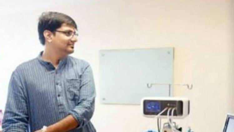 अपनी डिवाइस के साथ नितेश 