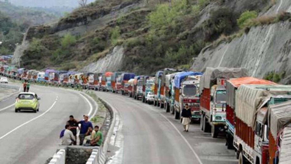 जम्मू और कश्मीर: 9 महीने बाद नेशनल हाइवे पर दोनों ओर से यात्रा की मिली अनुमति - jammu srinagar traffic was allowed from both sides on national highway - AajTak