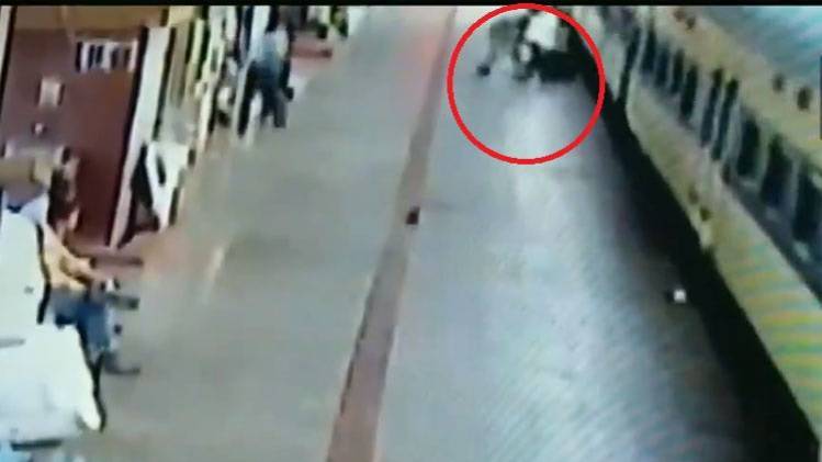 चलती ट्रेन से गिरता यात्री (फोटो-ANI)