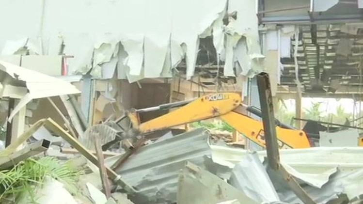 तोड़ा जा रहा है चंद्रबाबू नायडू का सरकारी बंगला