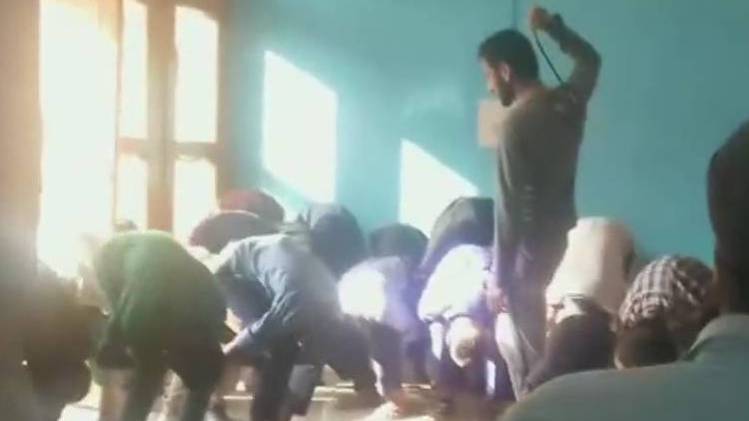 10 मिनट देरी से आए स्टूडेंट्स, टीचर ने पीटा.