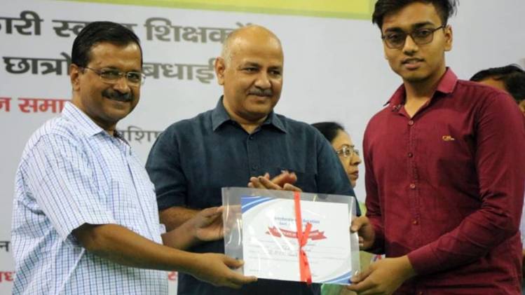 अरविंद केजरीवाल और मनीष सिसोदिया (फोटो- ट्विटर)