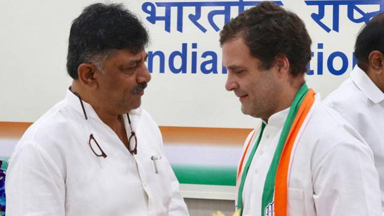 कांग्रेस नेता डीके शिवकुमार के साथ राहुल गांधी (फोटो-ट्विटर)
