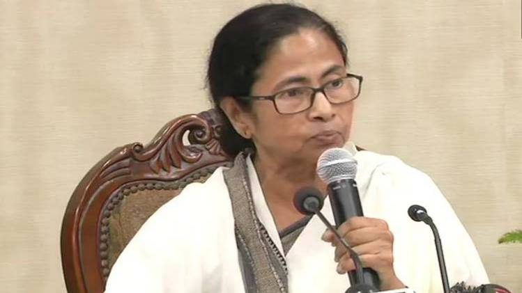पत्रकारों से बात करतीं पश्चिम बंगाल की मुख्यमंत्री ममता बनर्जी.