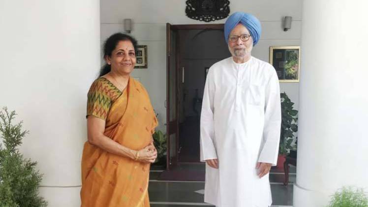 पूर्व पीएम मनमोहन सिंह से मिलीं वित्त मंत्री निर्मला सीतारमण(फोटो- ANI)