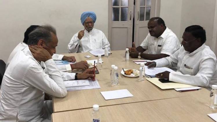 कांग्रेस मुख्यमंत्रियों के साथ बैठक में पूर्व पीएम मनमोहन सिंह (फोटो-एएनआई)