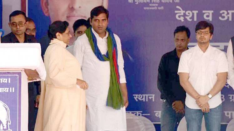 मायावती और आकाश आनंद (फाइल फोटो)