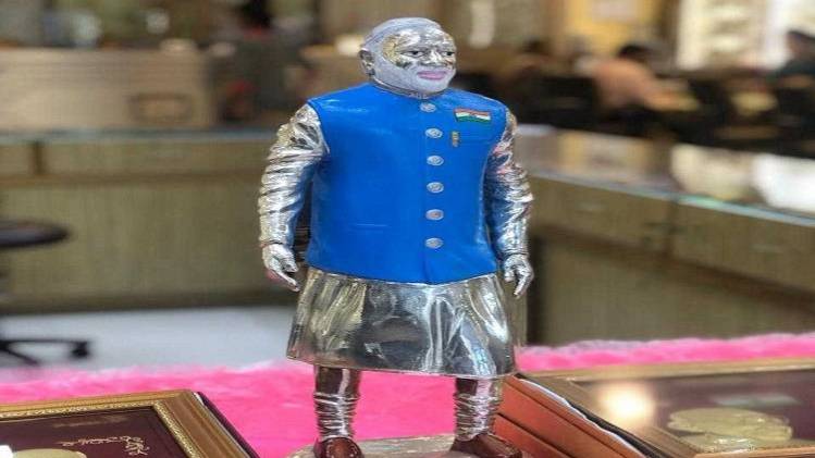 नरेंद्र मोदी की चांदी की मूर्ति