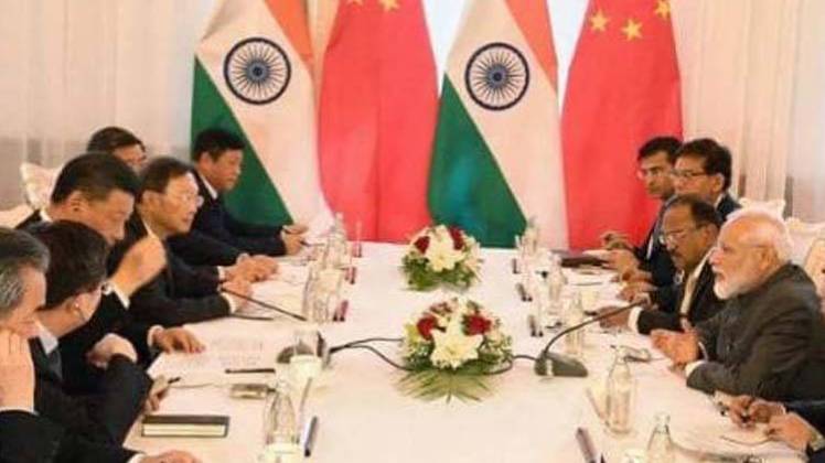 चीन के राष्ट्रपति और भारत के प्रधानमंत्री मोदी के बीच मीटिंग
