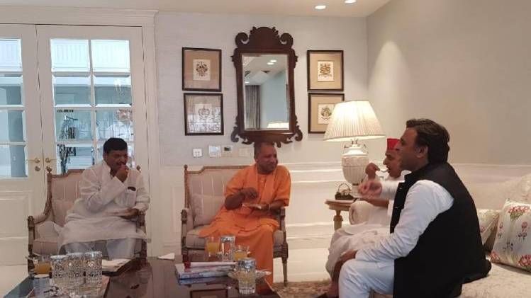 सीएम योगी के साथ अखिलेश और शिवपाल