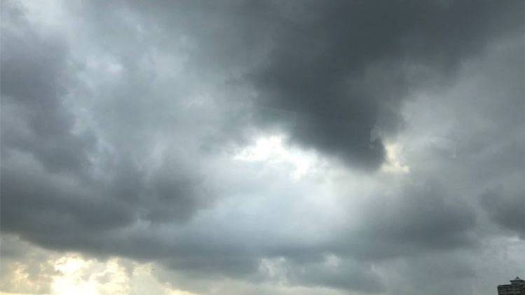 मुंबई में छा गए काले बादल..