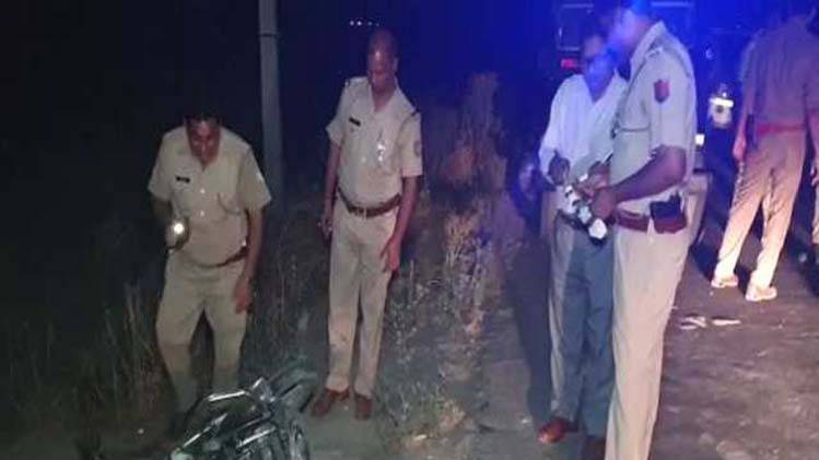 घटना स्थल पर पड़ी बदमाश की बाइक