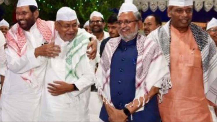 इफ्तार पार्टी में नीतीश कुमार, रामविलास पासवान, सुशील मोदी समेत दूसरे नेता. 