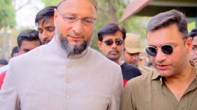 AIMIM प्रमुख असदुद्दीन ओवैसी अपने भाई अकबरुद्दीन ओवैसी के साथ