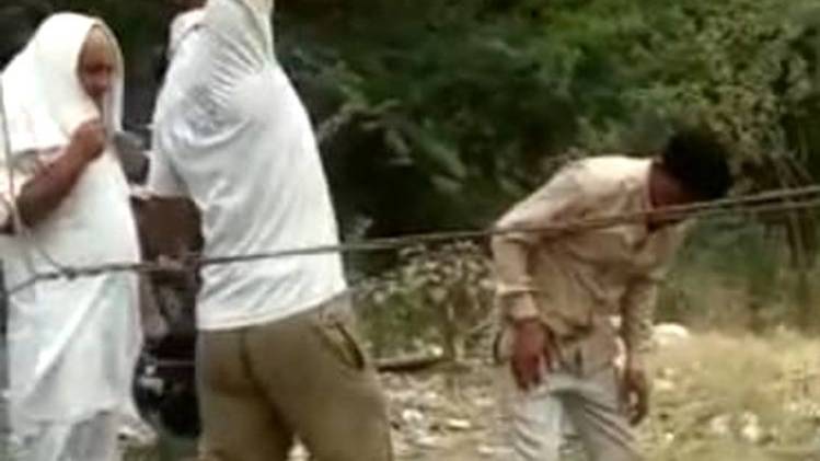 जेबकतरों की पिटाई (फोटो- तनसीम aajtak)