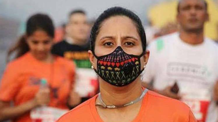 वायु प्रदूषण के कारण लोग होते हैं मुंह पर मास्क लगाने को मजबूर.