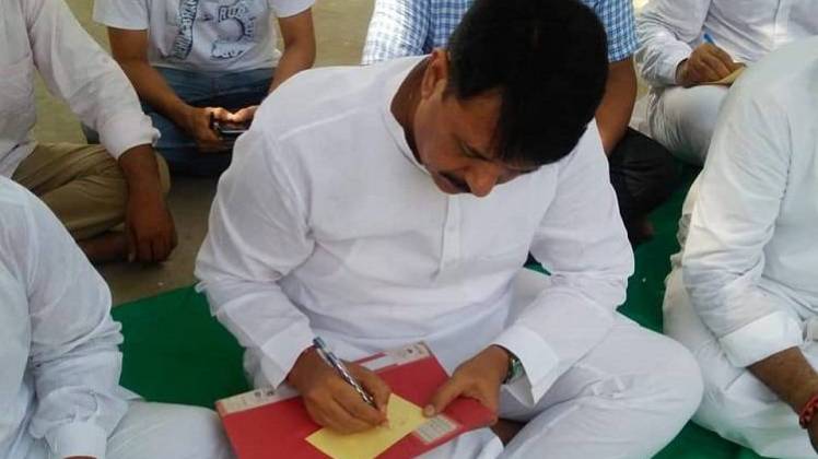 साध्वी प्रज्ञा के नाम गांधीवादी विचारधारा के स्लोगन