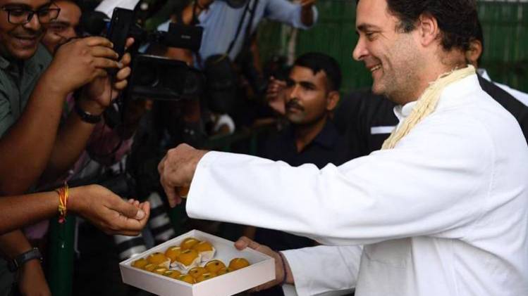 कांग्रेस दफ्तर में पत्रकारों को जन्मदिन पर मिठाई बांटते राहुल गांधी (फोटो-twitter/RahulGandhi)