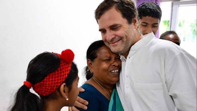 केरल में राहुल गांधी ने रिटायर्ड नर्स राजम्मा से मुलाकात की. (फोटो-ट्विटर/एएनआई)