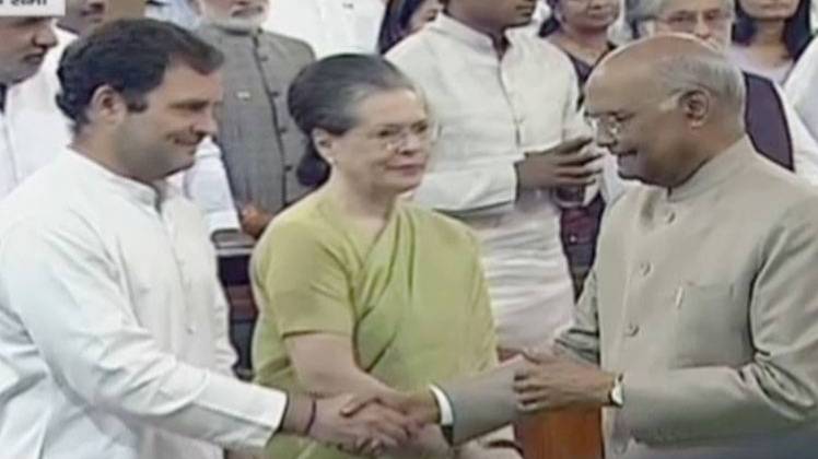 संसद में कांग्रेस अध्यक्ष राहुल गांधी से मिलते राष्ट्रपति रामनाथ कोविंद (फोटो: LSTV)