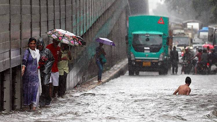 मॉनसूनी बारिश से बेहाल मुंबई की प्रतीकात्मक तस्वीर (रायटर्स)