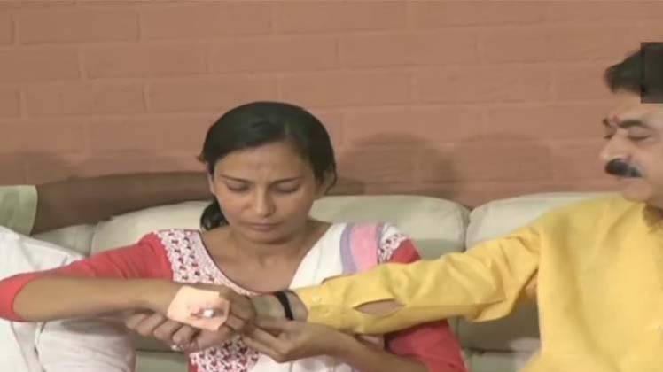 राखी बंधवाते हुए बीजेपी विधायक की तस्वीर (तस्वीर- एएनआई)