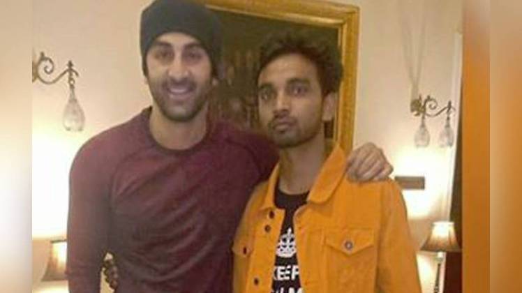 रणबीर कपूर अपने फैन के साथ 