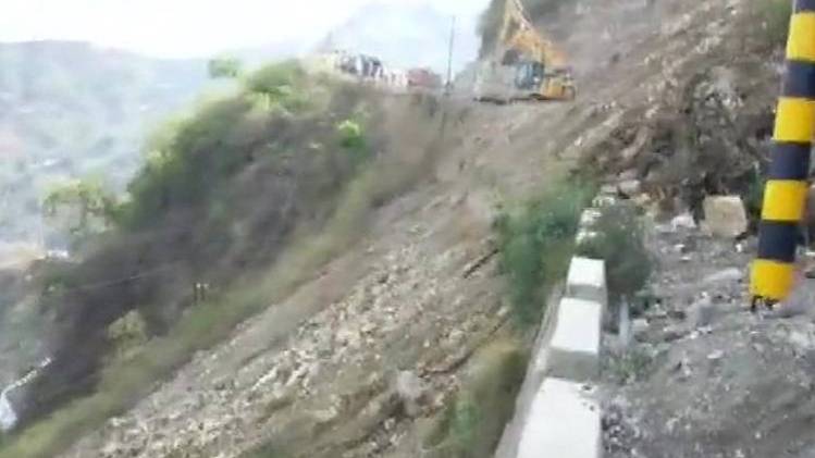 टिहरी में भूस्खलन (ANI)
