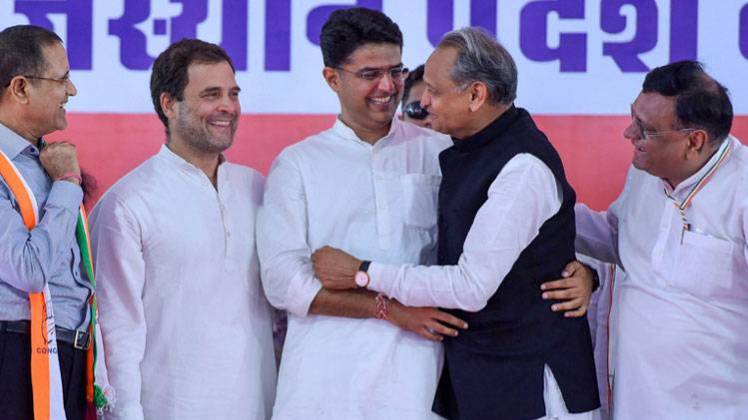 राहुल गांधी के साथ अशोक गहलोत और सचिन पायलट (फाइल फोटो)