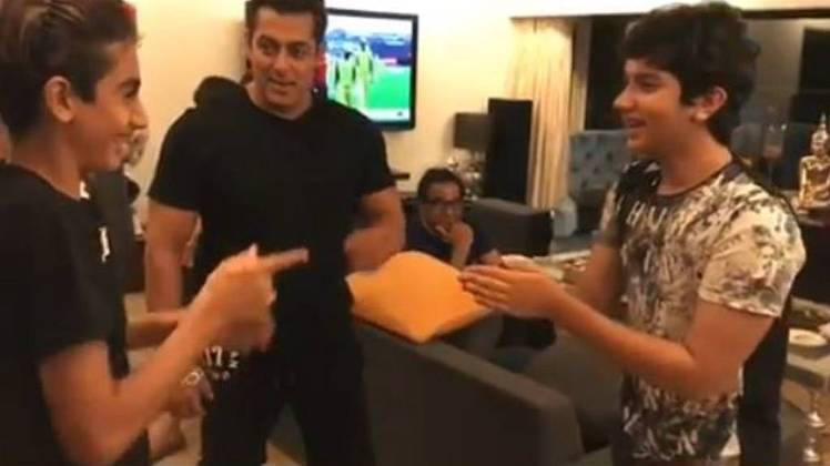 अरहान और निर्वान संग सलमान खान