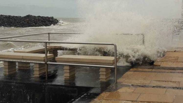 समंदर में उठी लहरें (फोटो-aajtak.in)